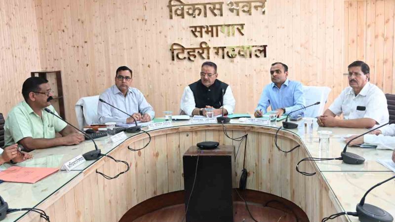 सरकारी योजनाओं का लाभ पात्र व्यक्तियों तक पहुंचाना सुनिश्चित करें अधिकारी- कैबिनेट मंत्री गणेश जोशी