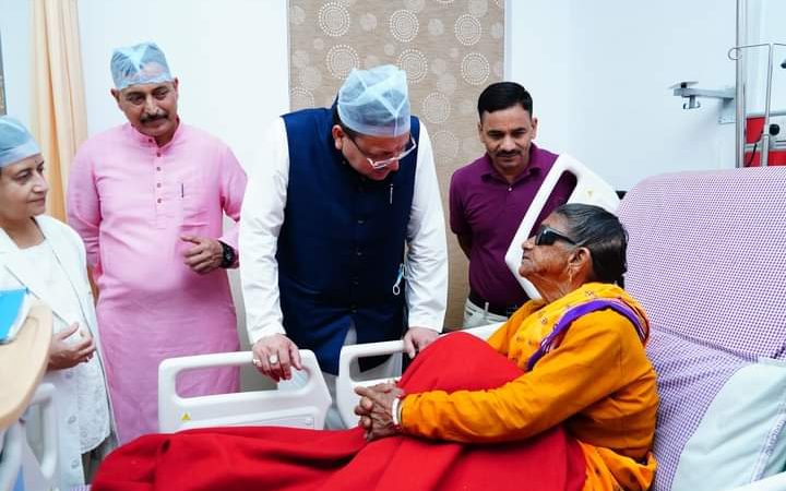 मुख्यमंत्री पुष्कर सिंह धामी ने एम्स ऋषिकेश में योगी आदित्यनाथ जी की माता का हालचाल जाना