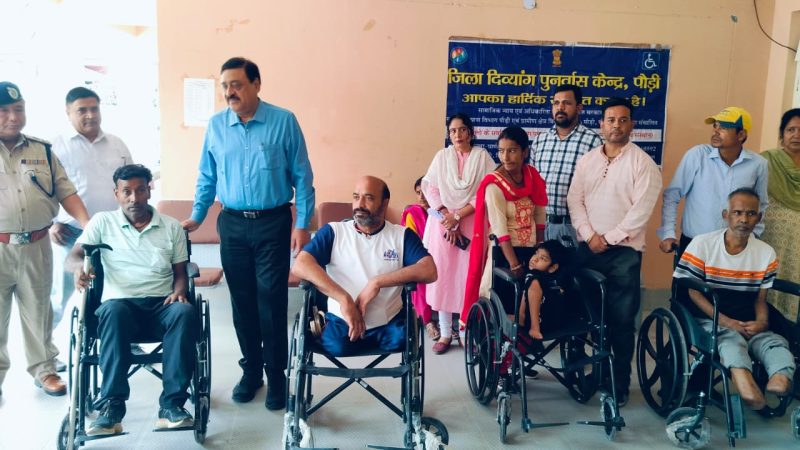 आयुक्त गढ़वाल ने कलेक्ट्रेट सभागार में जनता दरबार लगाकर जन समस्याओं को सुना