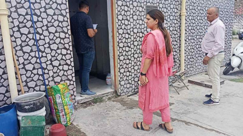 सार्वजनिक शौचालय की मरम्मत शुरू न करने पर ठेकेदार को नोटिस जारी