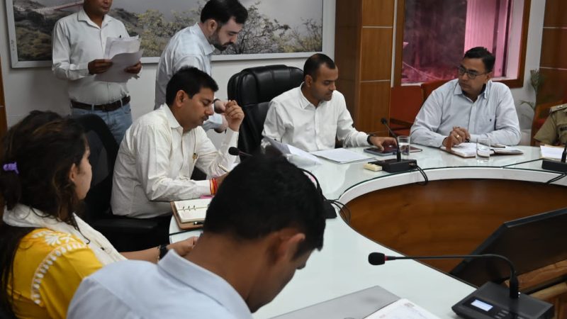 जिलाधिकारी मयूर दीक्षित ने जनता मिलन कार्यक्रम में सुनी 37 शिकायतें, शीघ्र समाधान के निर्देश