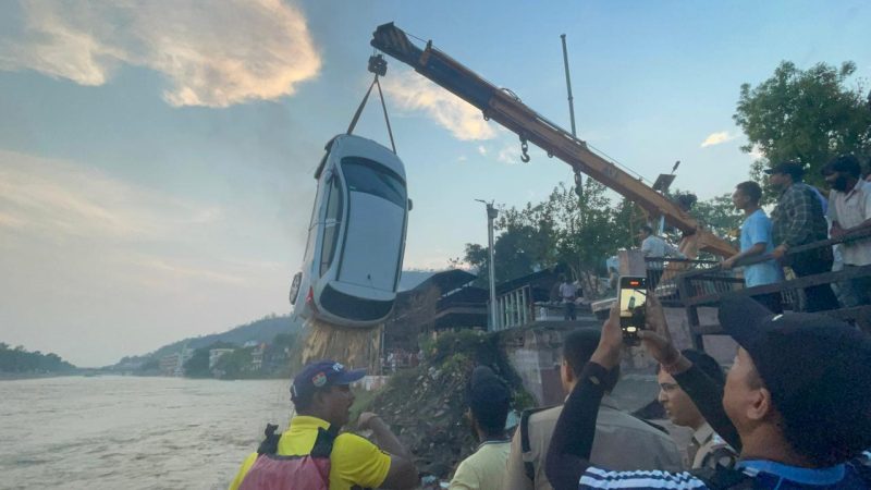 यहां बरसाती नाला उफान पर: कई वाहन बहे, SDRF की त्वरित कार्रवाई से बड़ा हादसा टला