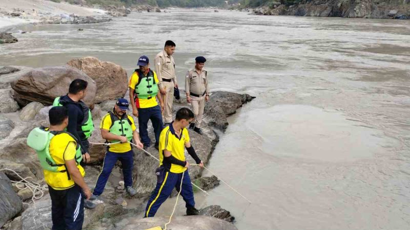 नीम बीच घाट पर महिला और पुरुष की डूबने की सूचना, एसडीआरएफ द्वारा सर्च ऑपरेशन जारी