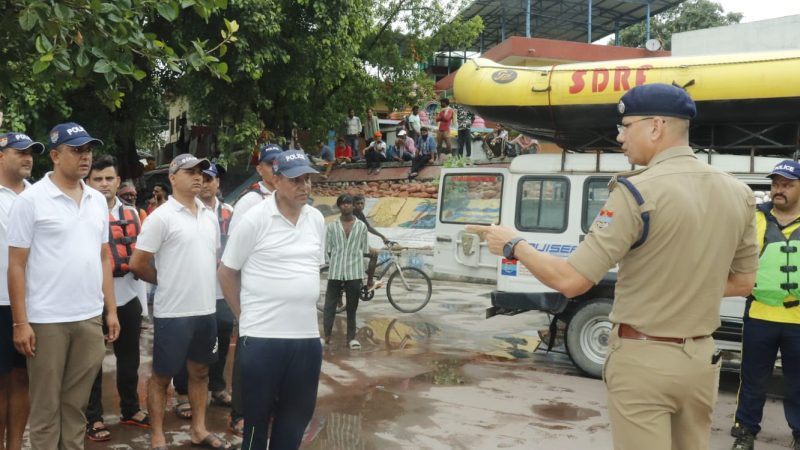 सेनानायक SDRF ने किया ऋषिकेश पोस्ट का औचक निरीक्षण: जल पुलिस व SDRF टीम को किया ब्रीफ