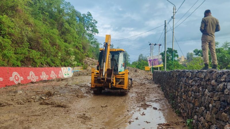टिहरी गढ़वाल में कई मार्ग अवरुद्ध, मलबा हटाने का कार्य जारी