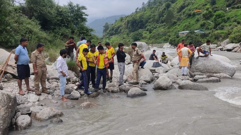 भिलंगना नदी में बहकर आई डेड बॉडी, SDRF और पुलिस ने किया रेस्क्यू