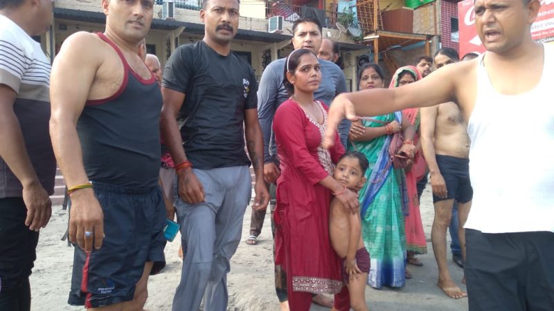 बच्चे को पकड़ने माँ ने भी लगाई छलांग: रेस्क़्यू कर बचाई जान