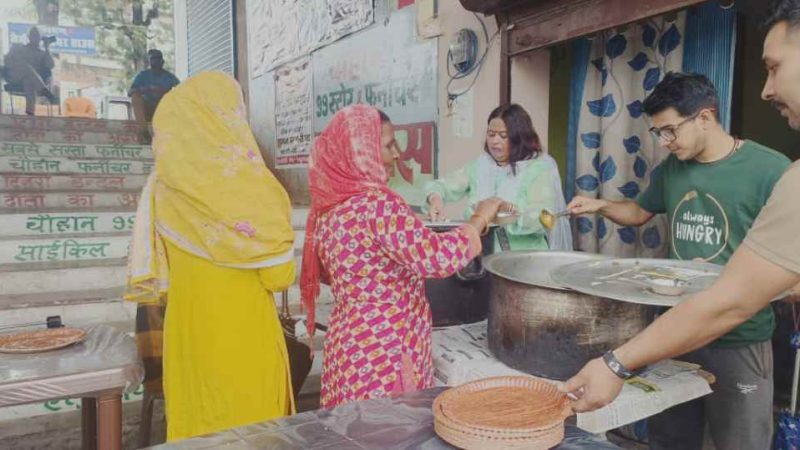 टिहरी जिलाध्यक्ष महिला कांग्रेस ने किया सावन के पहले सोमवार को   भण्डारे का आयोजन