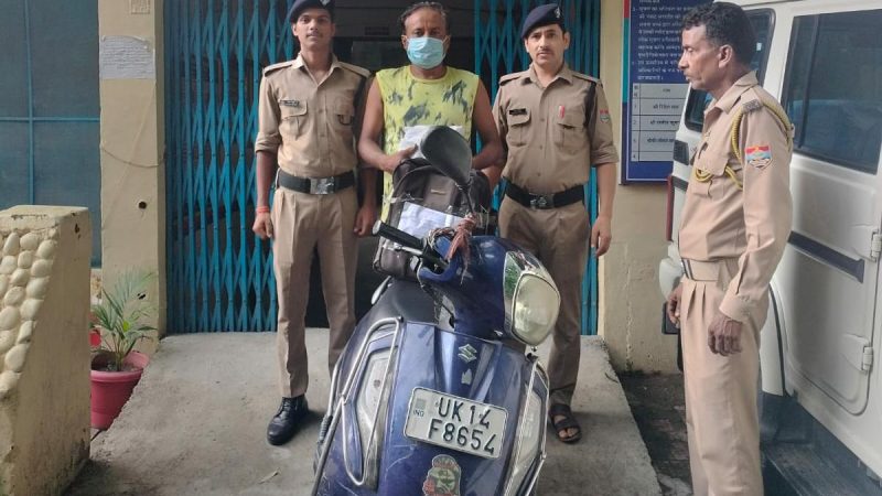 52 पव्वे मैकडवल अंग्रेजी शराब समेत तस्कर गिरफ़्तार और स्कूटी जब्त