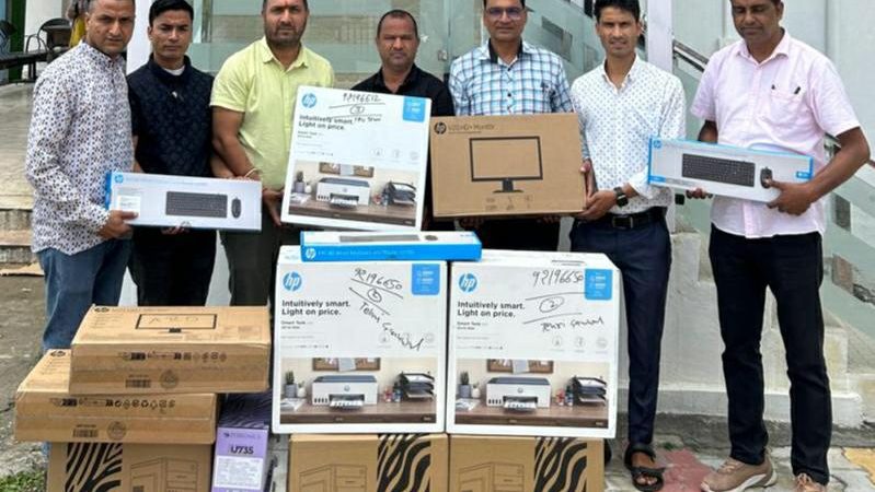 ब्लॉक प्रमुख प्रदीप रमोला ने कंप्यूटर वितरण कार्यक्रम का उद्घाटन किया
