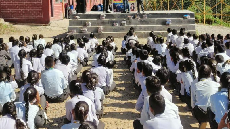 बोर्ड परीक्षा में उत्कृष्ट परीक्षाफल के लिए विद्यालय दीनदयाल उपाध्याय पुरस्कार से सम्मानित