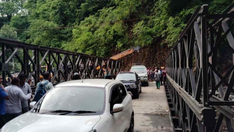मुयालगांव में बहे पुल के स्थान पर लगे बैली ब्रिज से वाहनों की आवाजाही हुई शुरू