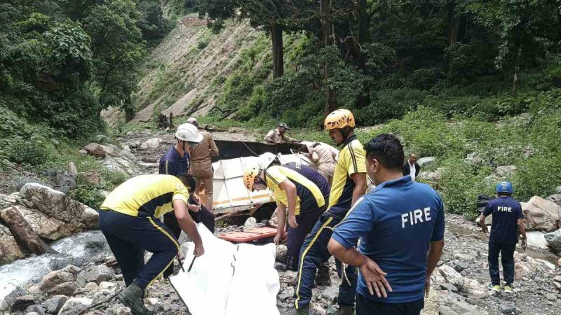 नरेंद्र नगर में यूटिलिटी वाहन खाई में गिरा, एक व्यक्ति की मौत