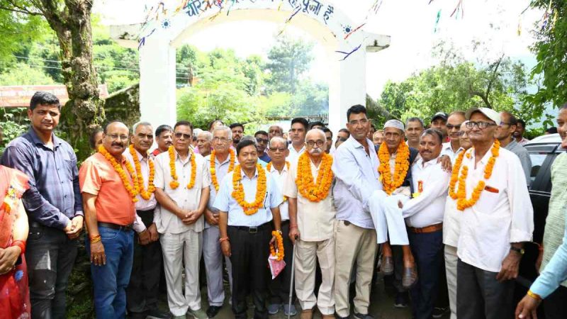 शिक्षक दिवस पर पूर्व छात्रों ने किया गुरुजनों का सम्मान
