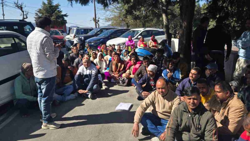 उचित मुआवजे की मांग को लेकर पीडब्ल्यूडी चंबा में ग्रामीणों का आंदोलन, कार्यालय में तालाबंदी