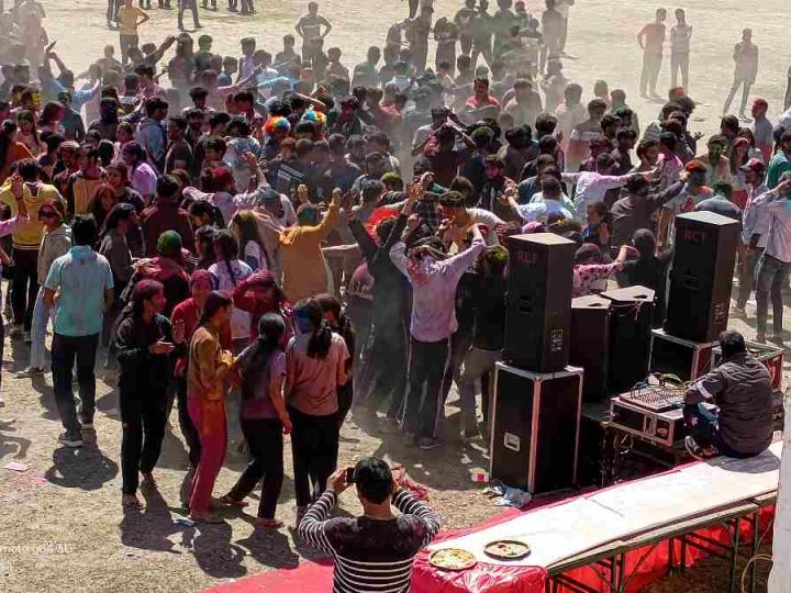 बौराडी स्टेडियम में होली मिलन समारोह: रंगों और संगीत की धूम