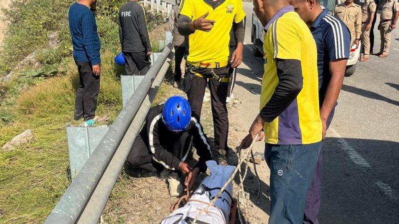 ब्रेकिंग न्यूज़: नरेंद्र नगर में दर्दनाक हादसा, कार 300 मीटर गहरी खाई में गिरी, एक की मौत