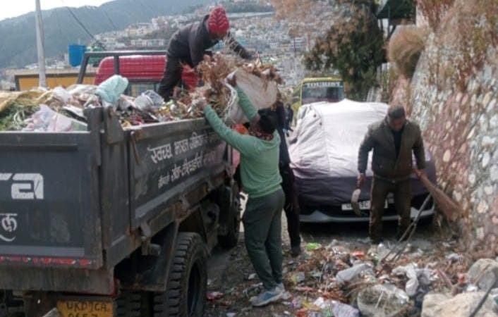 सरकार के तीन वर्ष पूर्ण होने पर पालिका ने वार्ड नंबर-5 में चलाया व्यापक सफाई अभियान