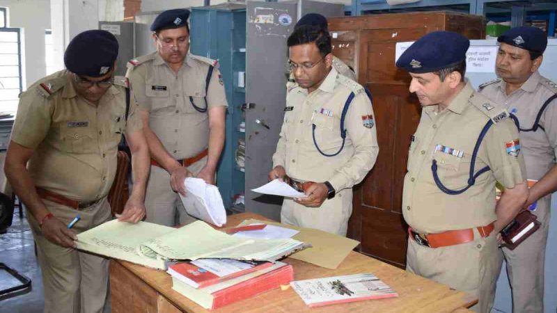SSP आयुष अग्रवाल ने की प्रधान लिपिक शाखा की सख्त जांच, लापरवाह कर्मियों को लगाई फटकार