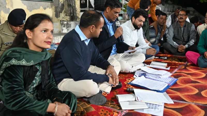 डीएम टिहरी ने ग्राम पंचायत नकोट में लगाई रात्रि चौपाल, ग्रामीणों की समस्याओं का मौके पर किया समाधान