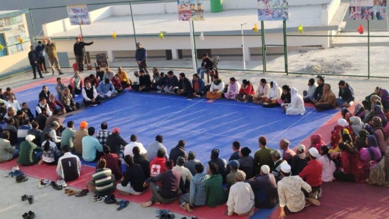टिहरी में रात्रि चौपाल लगा कर ग्रामीणों की समस्याओं का मौके पर किया निस्तारण