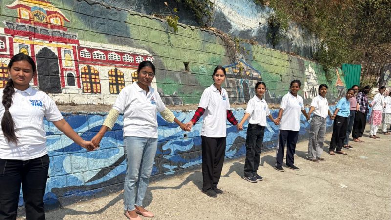 नमामि गंगे स्वच्छता पखवाड़े के तहत त्रिवेणी घाट में छात्र-छात्राओं ने चलाया स्वच्छता अभियान