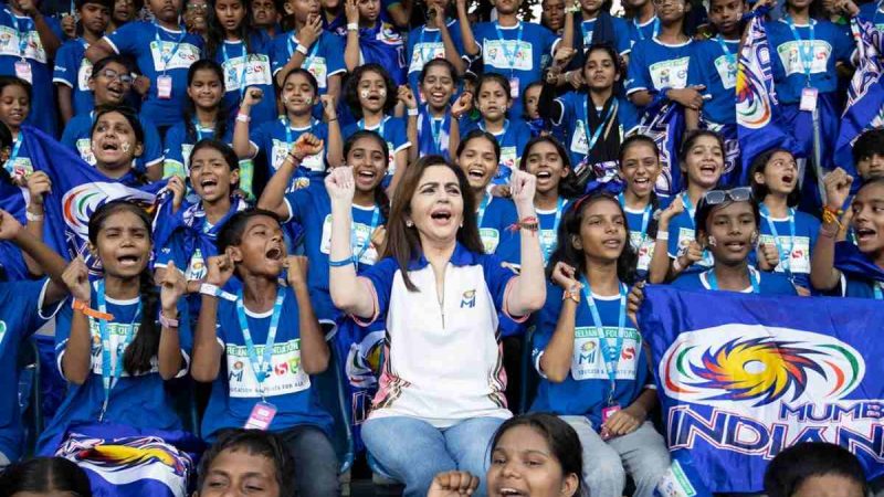 नीता अंबानी के साथ 19 हजार बच्चों ने वानखेड़े में बढ़ाया मुंबई इंडियंस का उत्साह
