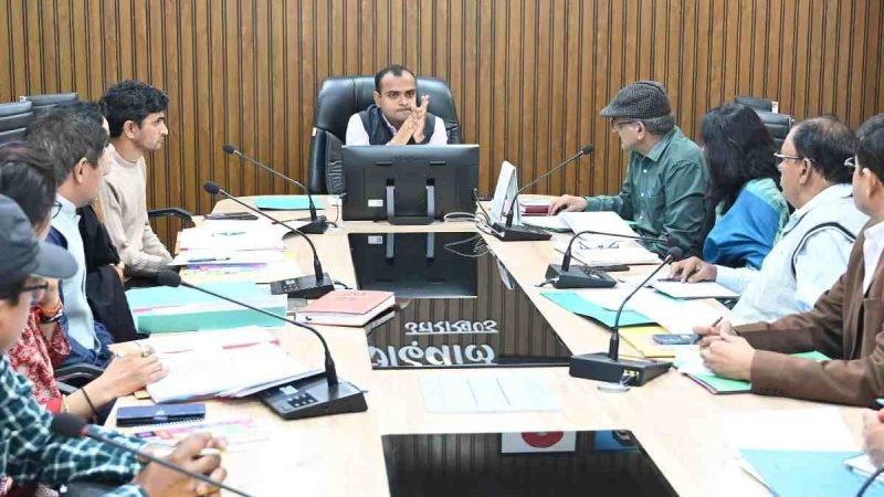 डीएम की अध्यक्षता में शिक्षा विभाग की बैठक, स्कूलों में सुधार के निर्देश