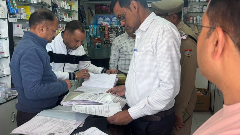 उपजिलाधिकारी ने किया मेडिकल स्टोरों का औचक निरीक्षण
