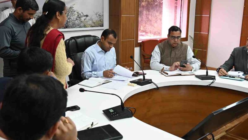 जिलाधिकारी टिहरी ने जनता मिलन कार्यक्रम में सुनी जन समस्याएँ