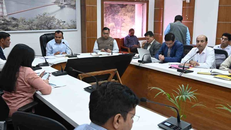 टिहरी में स्ट्रीट लाइट और हाईमास्क लगाने को लेकर जिला स्तरीय बैठक आयोजित