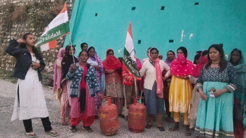 महिला कांग्रेस ने महंगाई के खिलाफ बौराड़ी में किया जोरदार प्रदर्शन
