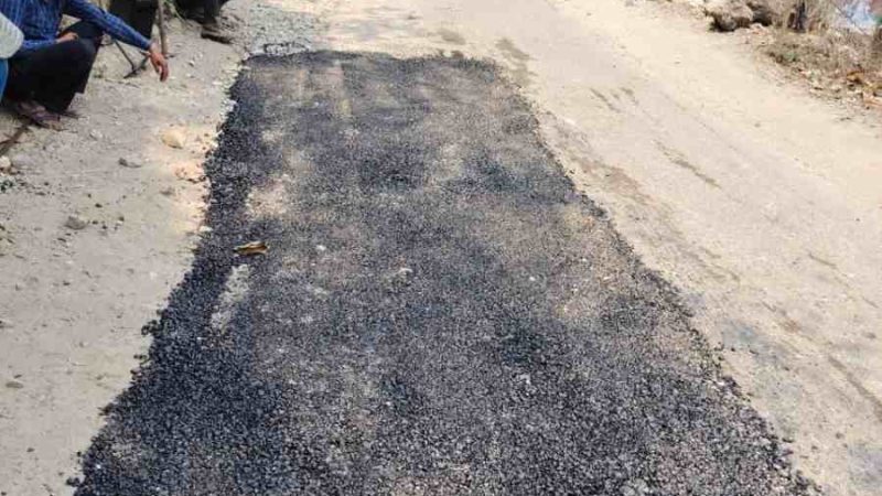 चारधाम यात्रा से पूर्व सड़कों के पैचवर्क कार्य तेज़ी पर, डीएम ने दिए सख्त निर्देश
