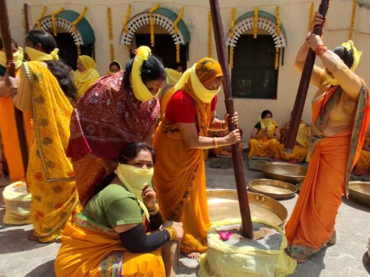 नरेंद्र नगर राजमहल में भगवान बद्री विशाल के अभिषेक और अखंड ज्योति के लिए पिरोया तिल का तेल