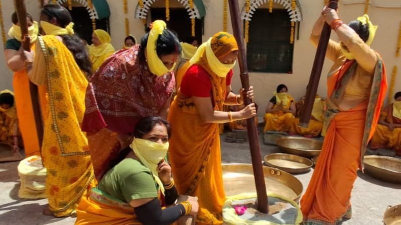 नरेंद्र नगर राजमहल में भगवान बद्री विशाल के अभिषेक और अखंड ज्योति के लिए पिरोया तिल का तेल