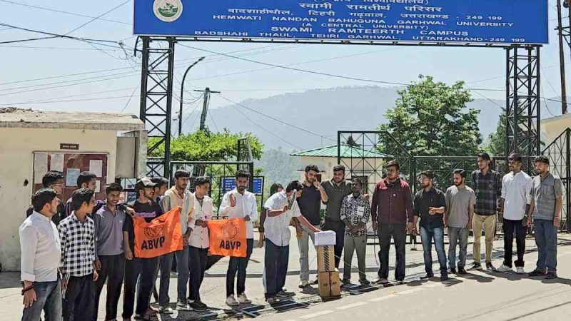 पहलगाम में हिंदू पर्यटकों की हत्या के विरोध में ABVP कार्यकर्ताओं ने किया आतंकवाद का पुतला दहन