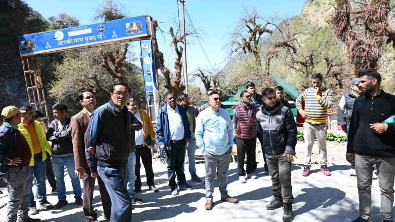 चारधाम यात्रा की तैयारी जोरों पर, डीएम ने किया यमुनोत्री धाम का निरीक्षण