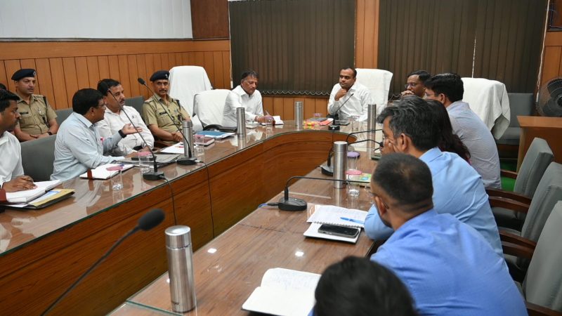 चारधाम यात्रा की तैयारी जोरों पर: जिलाधिकारी मयूर दीक्षित ने दिए यातायात और सफाई व्यवस्था चाक-चौबंद रखने के निर्देश