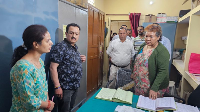 स्वास्थ्य सुविधाओं का जायजा लेने यमुनोत्री धाम पहुँचीं गढ़वाल मंडल की निदेशक