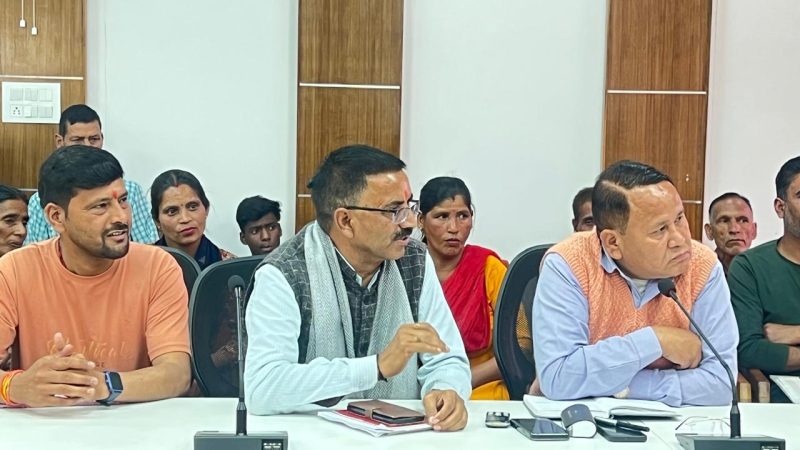 गुनोगी-कुंमाई खेत मोटर मार्ग निर्माण पर जिलाधिकारी ने की बैठक, 9 अप्रैल को जनसुनवाई के निर्देश