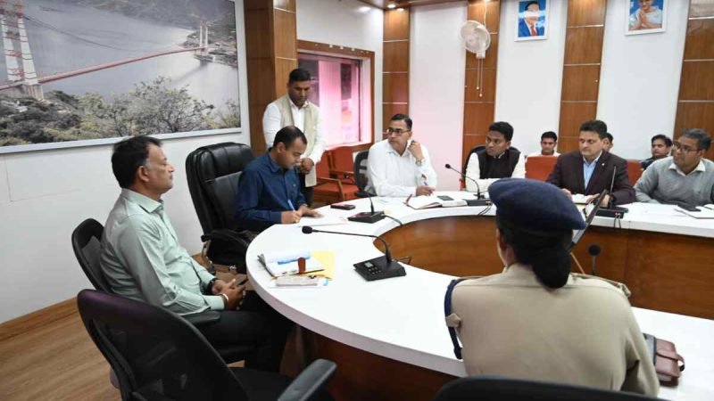 जनता मिलन कार्यक्रम में डीएम टिहरी ने सुनी जन-समस्याएं