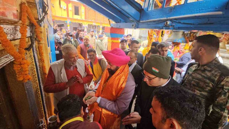 बद्रीनाथ धाम पहुंचे राज्यपाल, की पूजा-अर्चना और विकास कार्यों का लिया जायज़ा