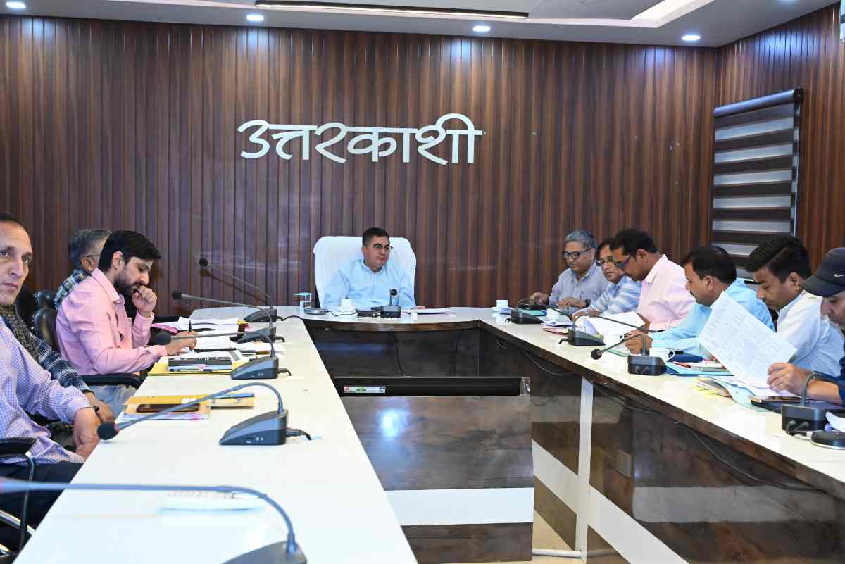 उत्तरकाशी में जिलाधिकारी ने की सीएम हेल्पलाइन शिकायतों और मुख्यमंत्री घोषणाओं की प्रगति की गहन समीक्षा