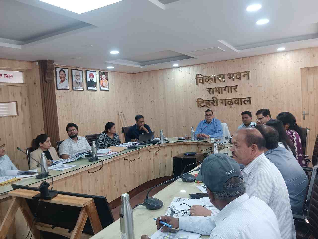ग्राम्य विकास की समीक्षा बैठक सम्पन्न, 100 दिवसीय रोजगार व महिला सशक्तिकरण पर जोर