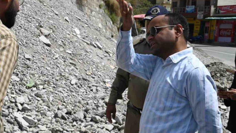 जिलाधिकारी टिहरी गढ़वाल द्वारा चारधाम यात्रा रोड का स्थलीय निरीक्षण