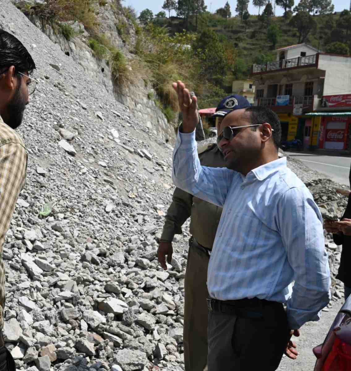 जिलाधिकारी टिहरी गढ़वाल द्वारा चारधाम यात्रा रोड का स्थलीय निरीक्षण