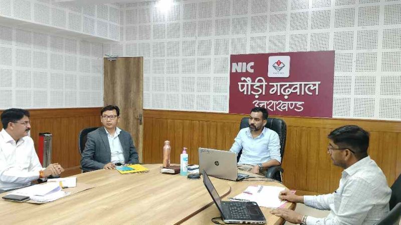 निजी वाहनों में सवारी ढोने पर होगी सख्त कार्रवाई: जिलाधिकारी डॉ. आशीष चौहान