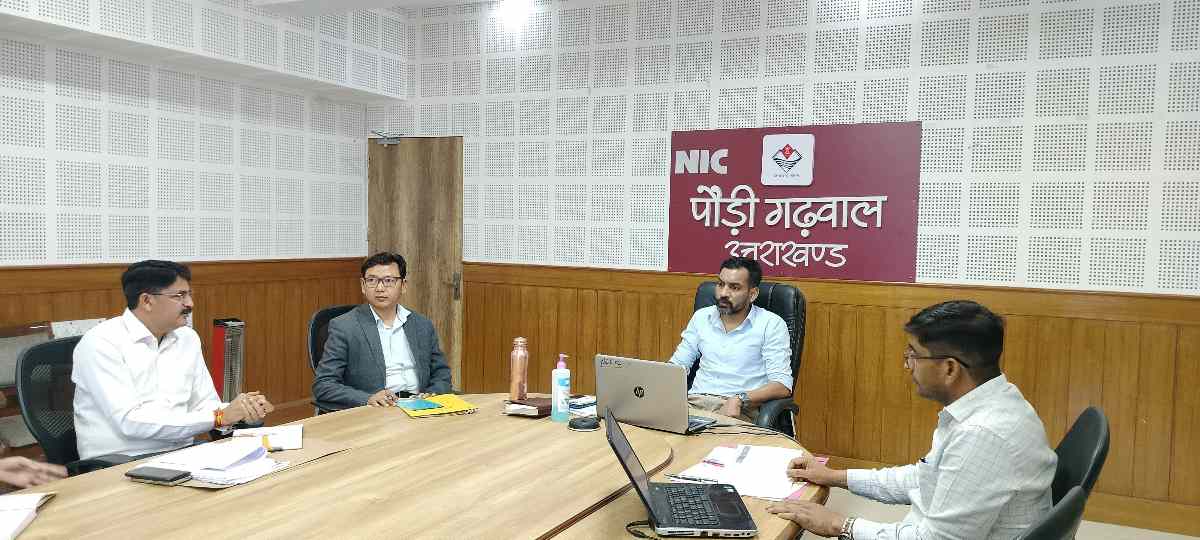 निजी वाहनों में सवारी ढोने पर होगी सख्त कार्रवाई: जिलाधिकारी डॉ. आशीष चौहान
