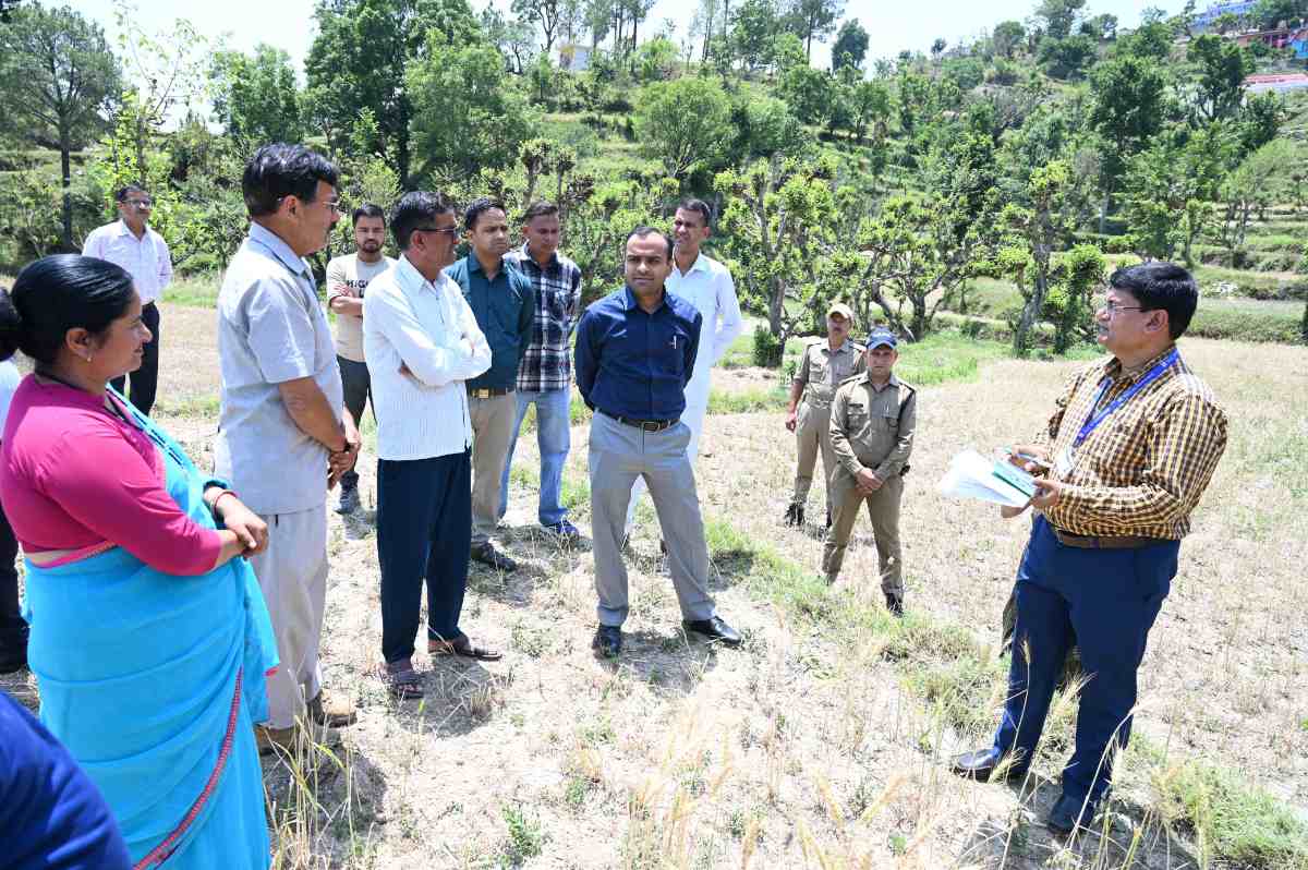 केमवालगांव में जिलाधिकारी की उपस्थिति में की गई क्रॉप कटिंग