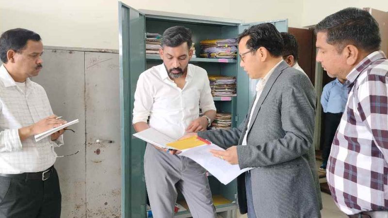 जिलाधिकारी ने शस्त्र पटल का निरीक्षण कर दिए सुधार के निर्देश